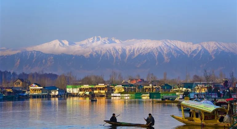 Kashmir, India – The Complete Travel Guide to Heaven on Earth