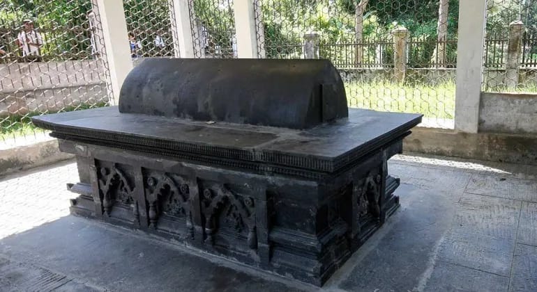Tomb Of Sultan Gias Uddin Azam Shah Narayanganj Tomb Of Sultan Gias Uddin Azam Shah Narayanganj